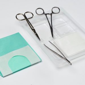 MediSet Naht-Set N°12;  VE = 32 Sets

Inhalt:           
– 5x Vlieskompressen 7,5 x 7,5cm 
– 1x Schere spitz/spitz 11,6cm, Metall
– 1x Adson-Pinzette, chirurgisch, 12cm, Metall
– 1x Nadelhalter, 12cm, Metall
– 1x Lochtuch selbstklebend 50×50 cm